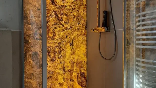 Átvilágított zuhanyfal