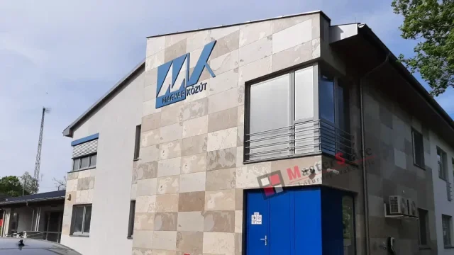 Nagy léptékű homlokzat