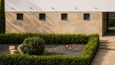 Arany tónusú kőfurnér homlokzat Esztergomban