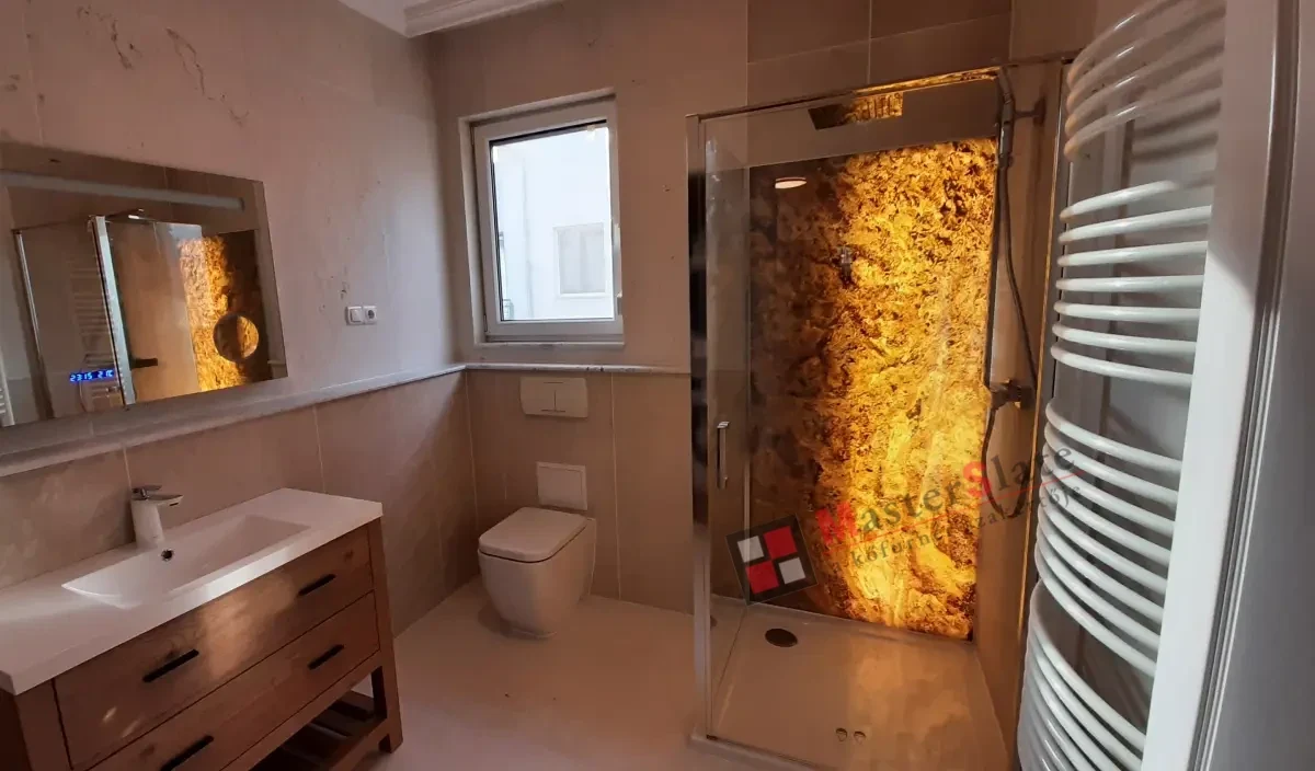 Kőfurnér burkolat és átvilágított zuhanyfal
